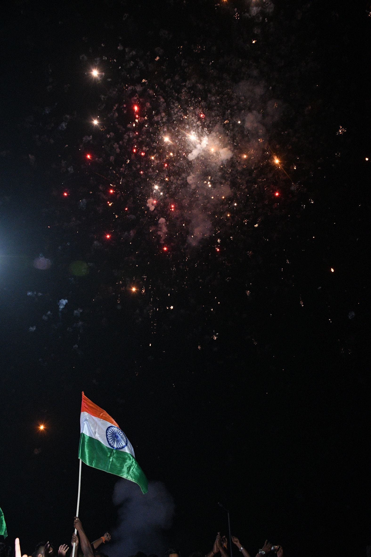 हजरतगंज और 1090 चाैराहे पर भारतीय टीम के विश्व विजेता बनने का जश्न मनाते खेल प्रेमी। 