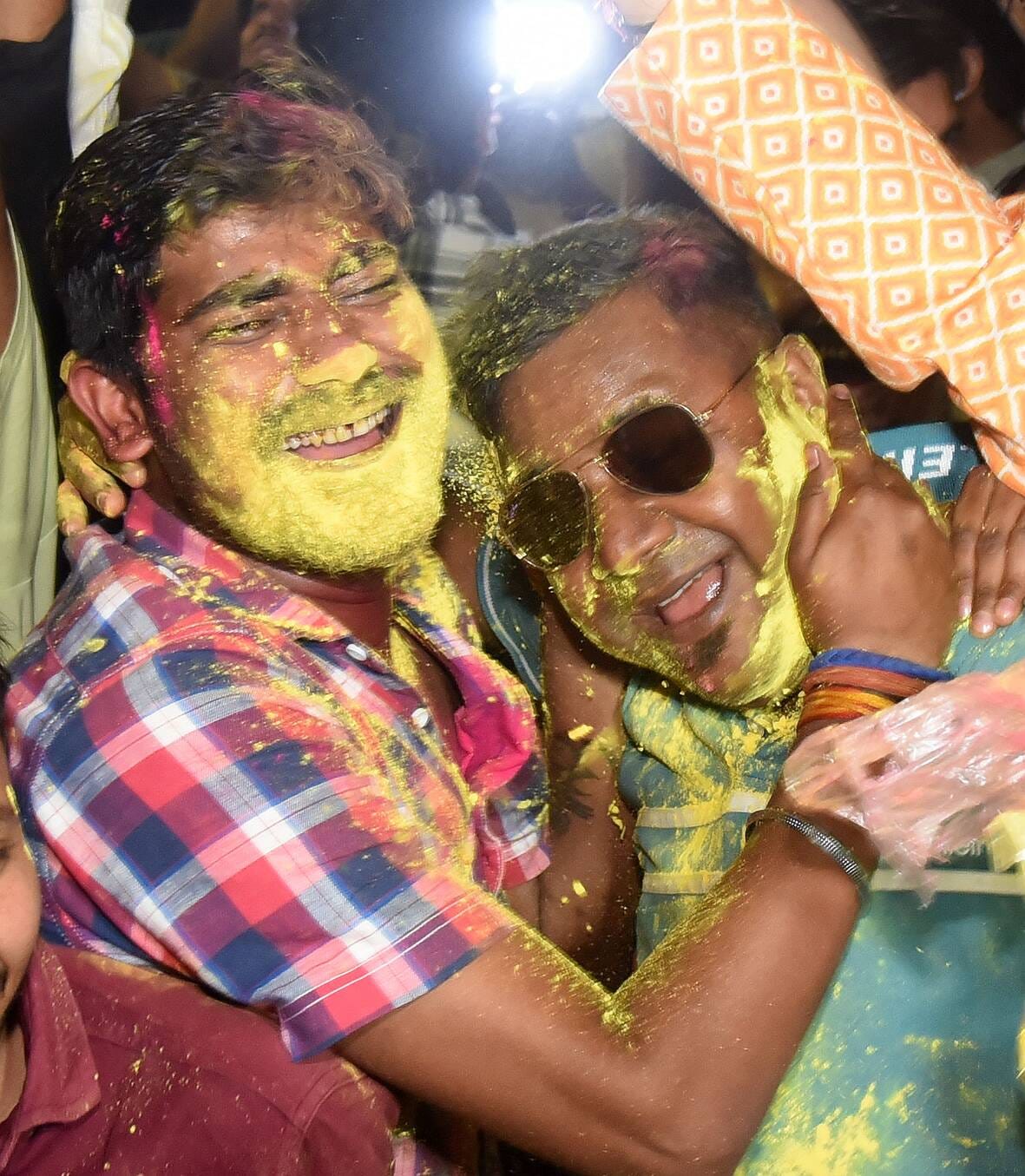 हजरतगंज और 1090 चाैराहे पर भारतीय टीम के विश्व विजेता बनने का जश्न मनाते खेल प्रेमी। 