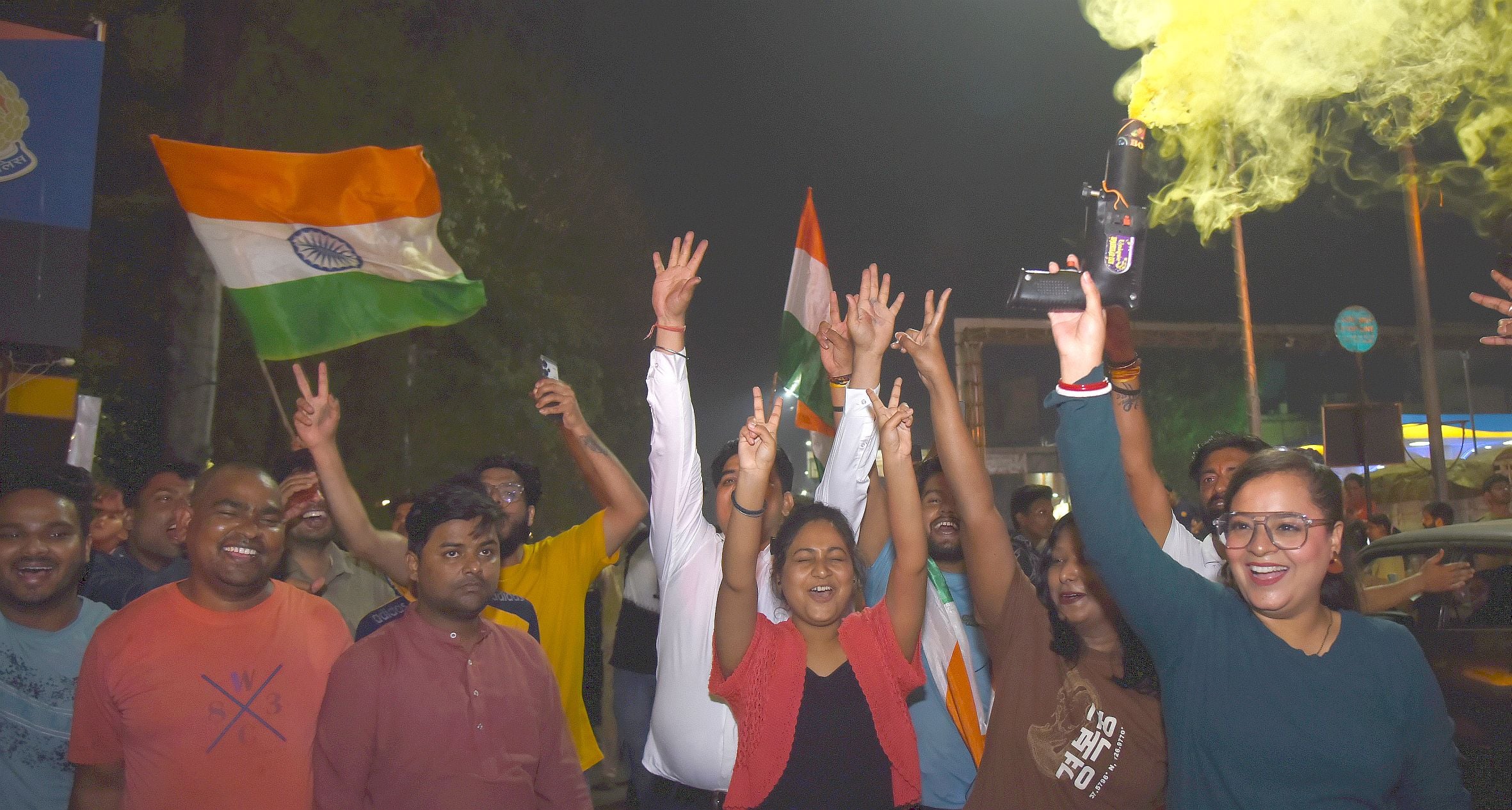 हजरतगंज और 1090 चाैराहे पर भारतीय टीम के विश्व विजेता बनने का जश्न मनाते खेल प्रेमी। 