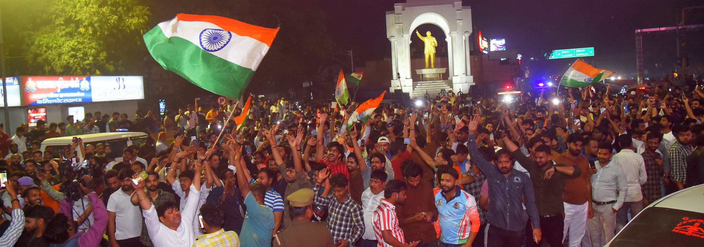 हजरतगंज और 1090 चाैराहे पर भारतीय टीम के विश्व विजेता बनने का जश्न मनाते खेल प्रेमी। 