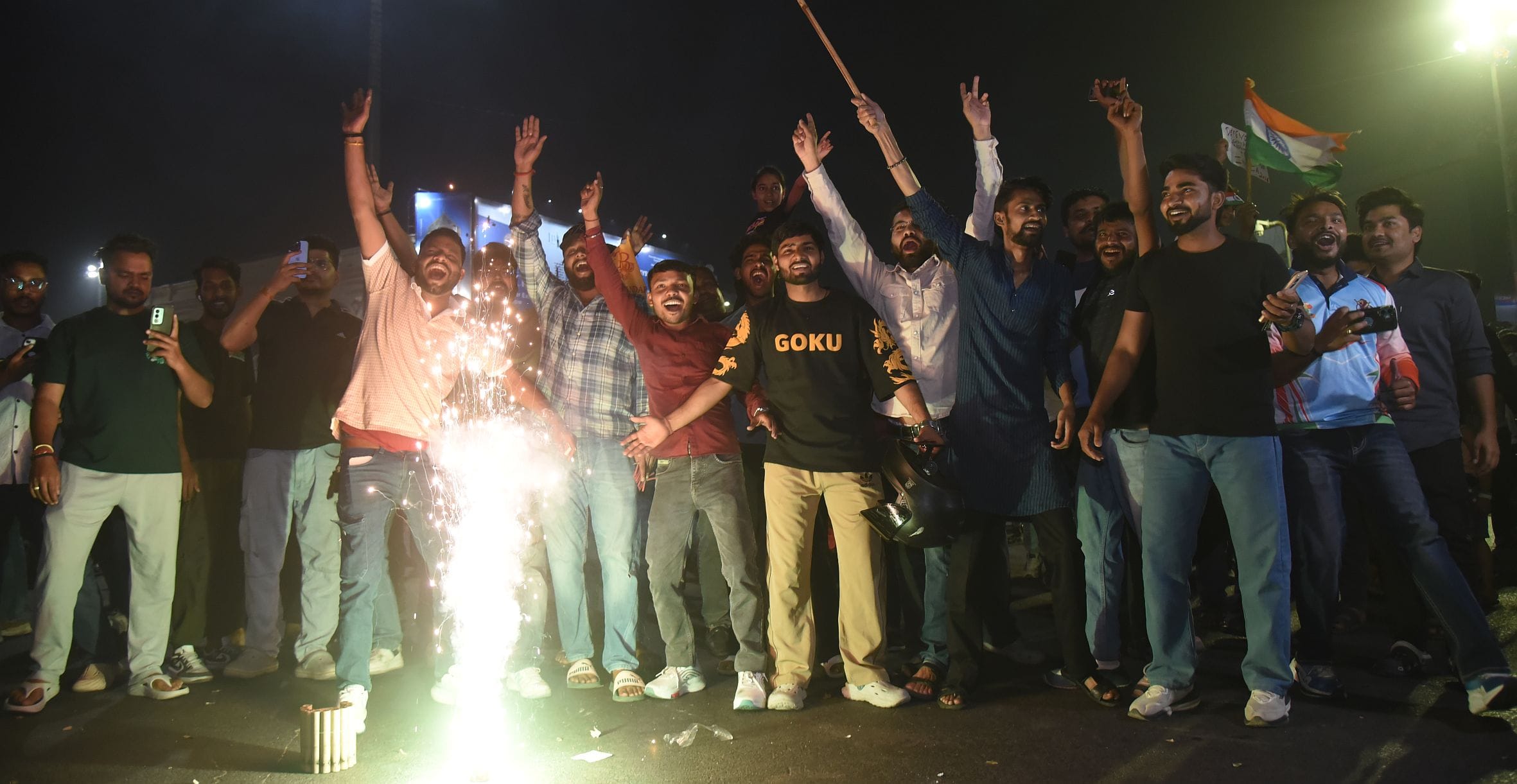 हजरतगंज और 1090 चाैराहे पर भारतीय टीम के विश्व विजेता बनने का जश्न मनाते खेल प्रेमी। 