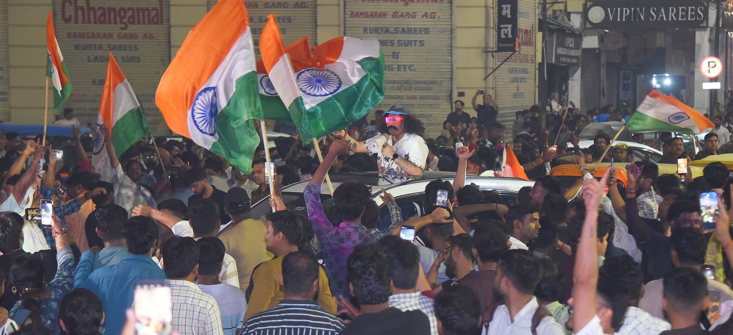 हजरतगंज और 1090 चाैराहे पर भारतीय टीम के विश्व विजेता बनने का जश्न मनाते खेल प्रेमी। 