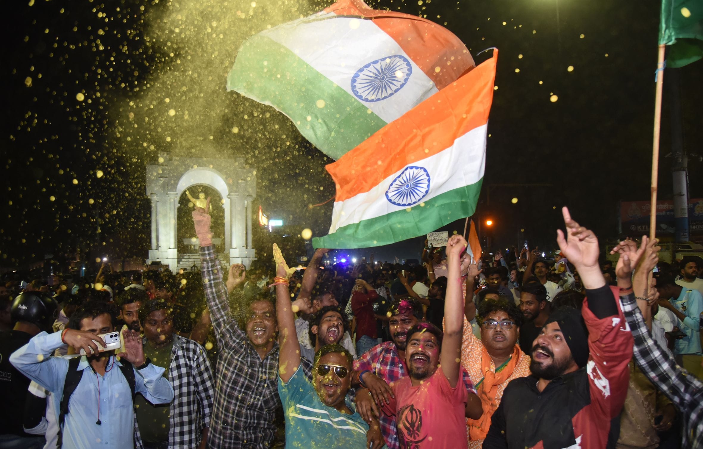 हजरतगंज और 1090 चाैराहे पर भारतीय टीम के विश्व विजेता बनने का जश्न मनाते खेल प्रेमी। 
