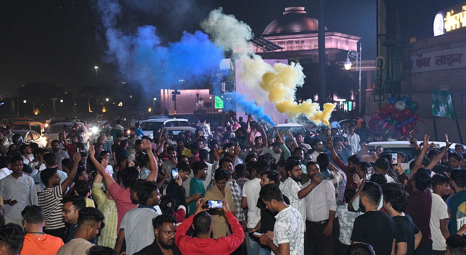 हजरतगंज और 1090 चाैराहे पर भारतीय टीम के विश्व विजेता बनने का जश्न मनाते खेल प्रेमी। 
