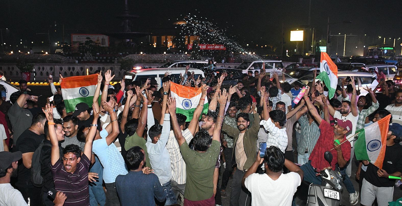 हजरतगंज और 1090 चाैराहे पर भारतीय टीम के विश्व विजेता बनने का जश्न मनाते खेल प्रेमी। 