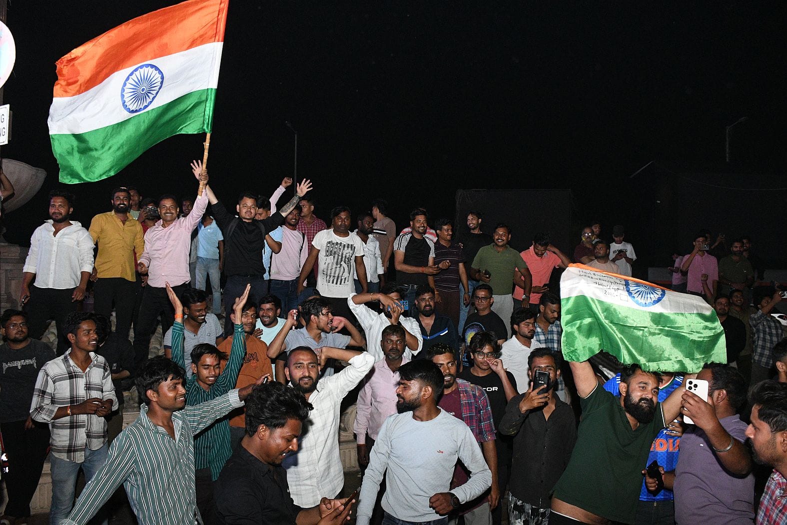 हजरतगंज और 1090 चाैराहे पर भारतीय टीम के विश्व विजेता बनने का जश्न मनाते खेल प्रेमी। 