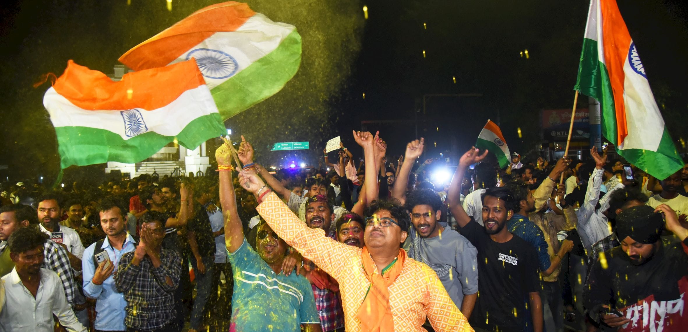 हजरतगंज और 1090 चाैराहे पर भारतीय टीम के विश्व विजेता बनने का जश्न मनाते खेल प्रेमी। 