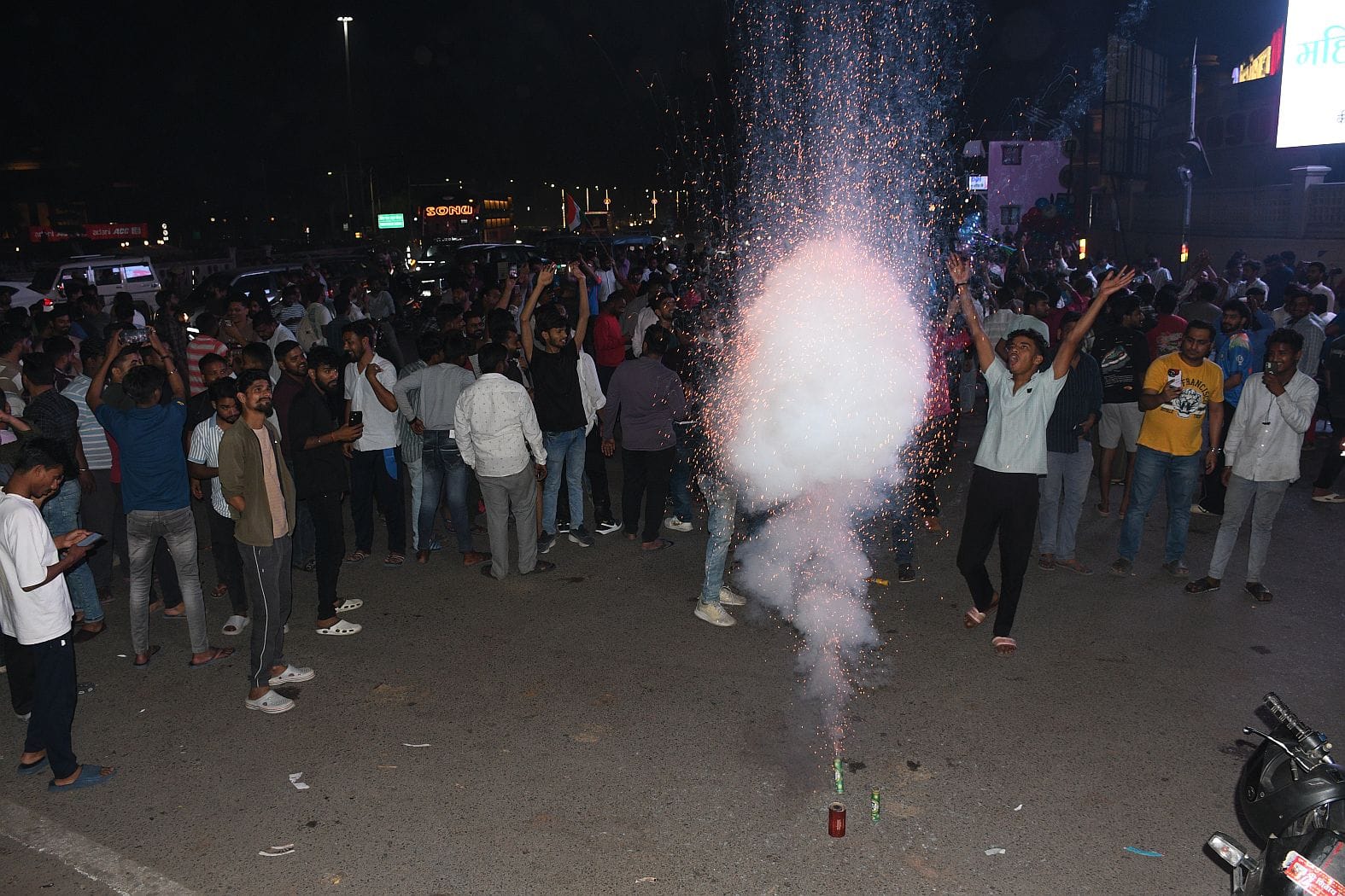 हजरतगंज और 1090 चाैराहे पर भारतीय टीम के विश्व विजेता बनने का जश्न मनाते खेल प्रेमी। 