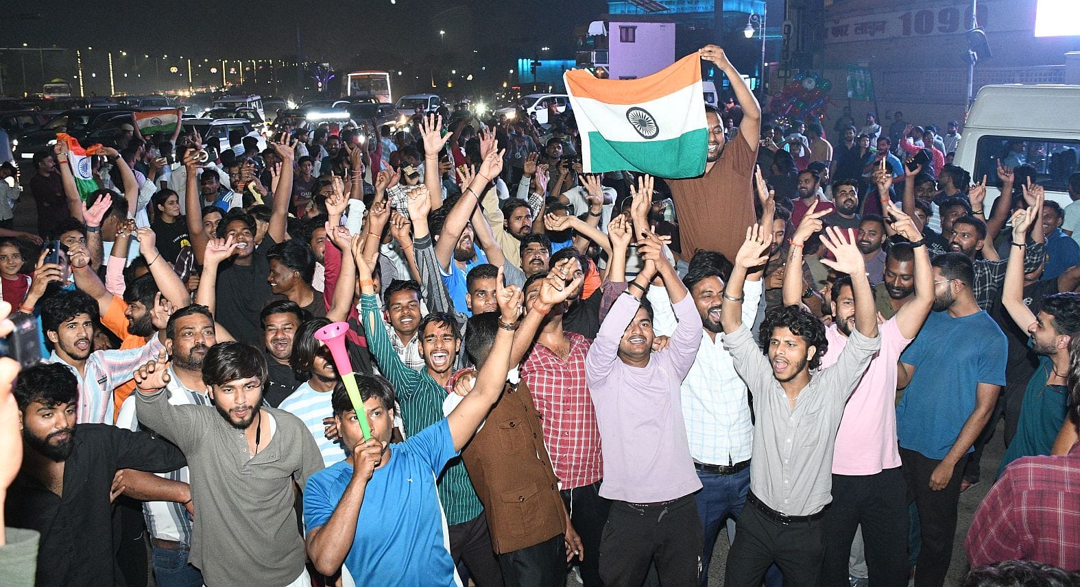 हजरतगंज और 1090 चाैराहे पर भारतीय टीम के विश्व विजेता बनने का जश्न मनाते खेल प्रेमी। 