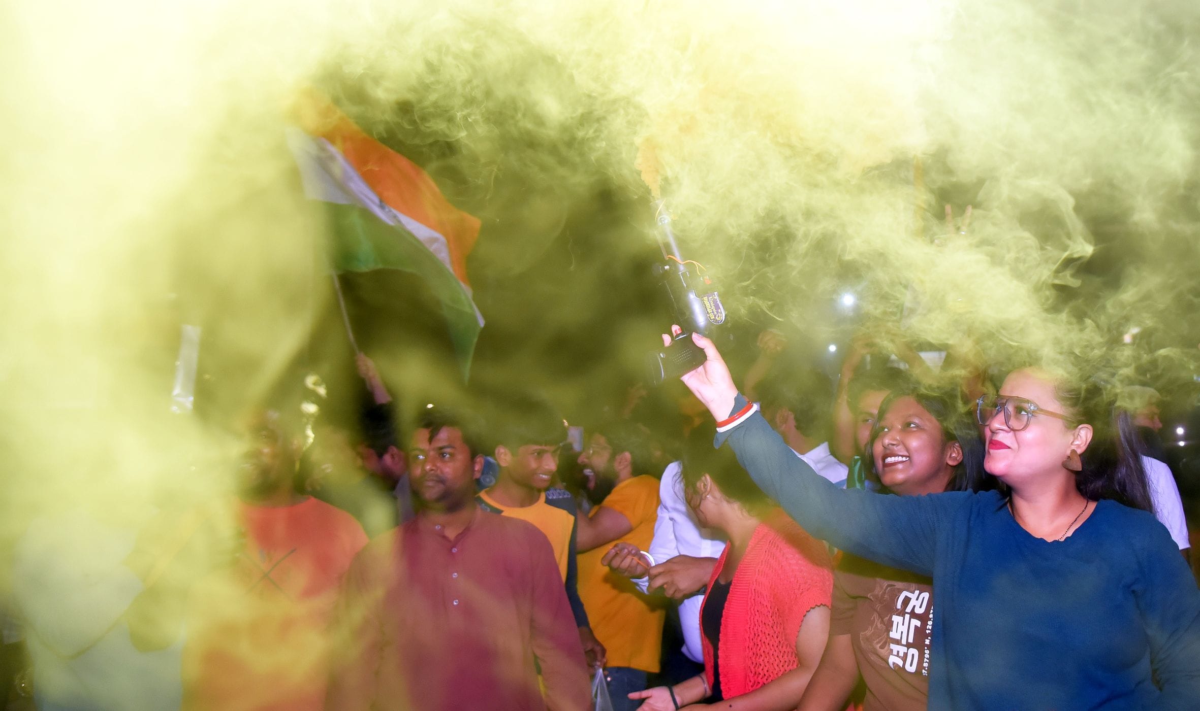 हजरतगंज और 1090 चाैराहे पर भारतीय टीम के विश्व विजेता बनने का जश्न मनाते खेल प्रेमी। 