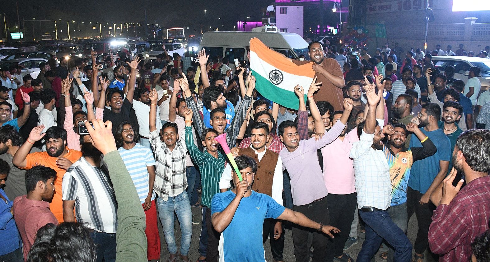 हजरतगंज और 1090 चाैराहे पर भारतीय टीम के विश्व विजेता बनने का जश्न मनाते खेल प्रेमी। 