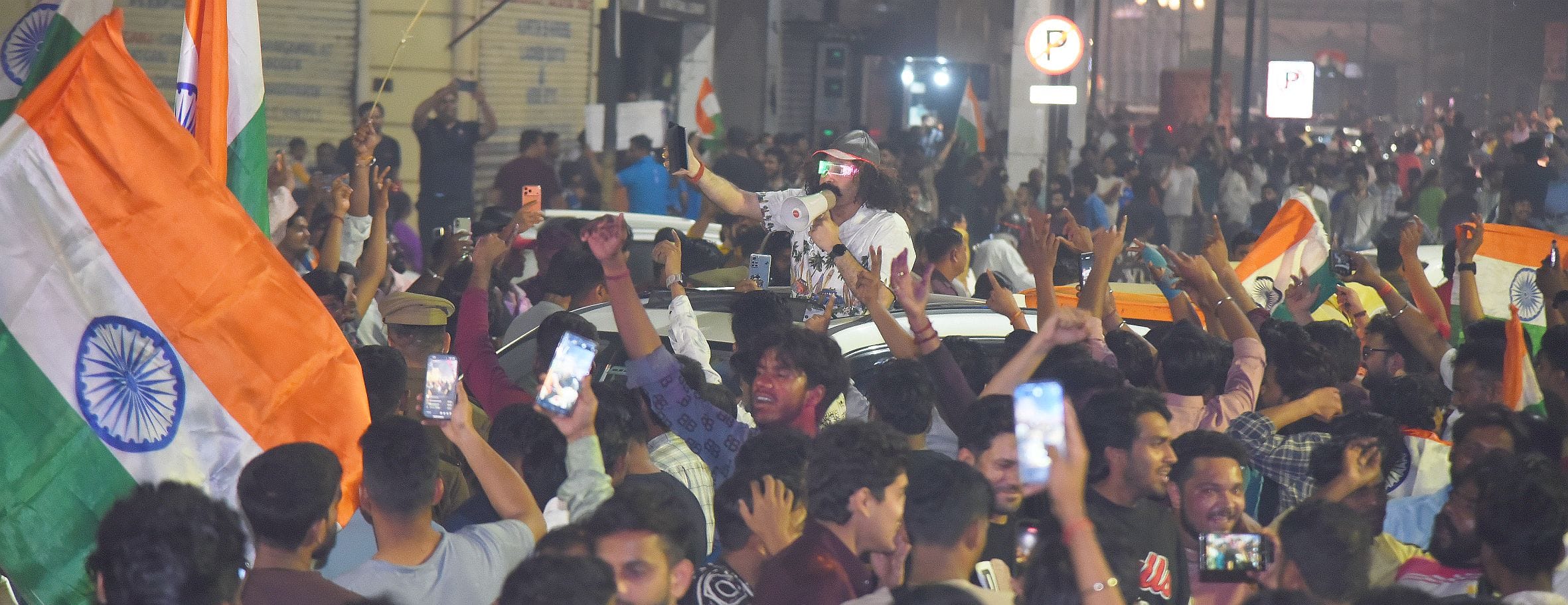 हजरतगंज और 1090 चाैराहे पर भारतीय टीम के विश्व विजेता बनने का जश्न मनाते खेल प्रेमी। 