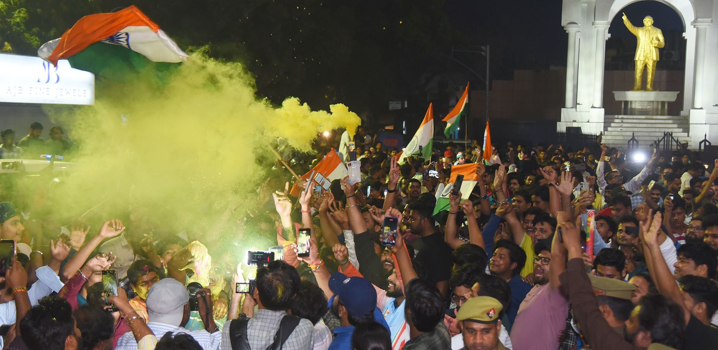 हजरतगंज और 1090 चाैराहे पर भारतीय टीम के विश्व विजेता बनने का जश्न मनाते खेल प्रेमी। 