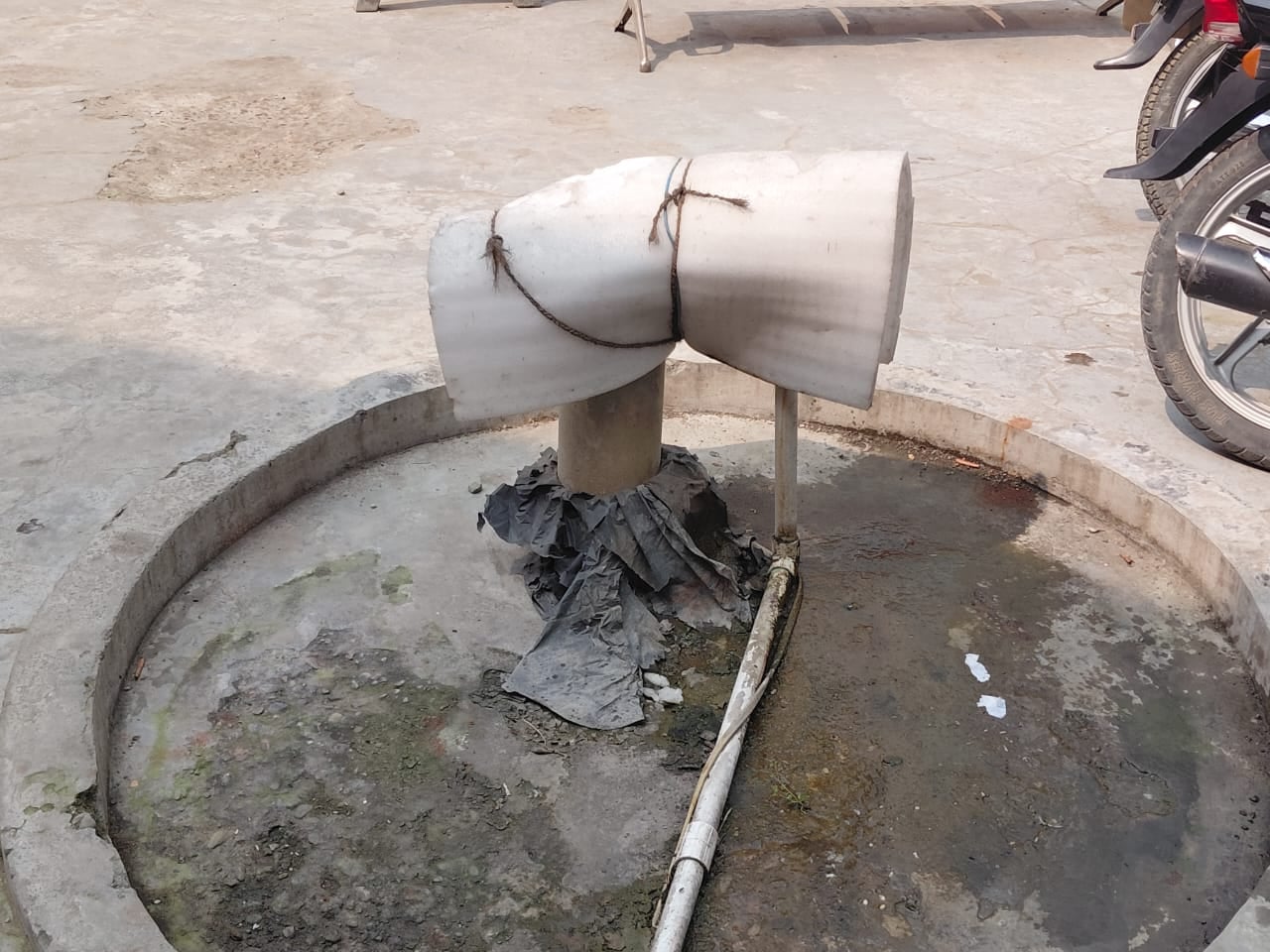 जिला अस्पताल में खराब पड़ा आरओ फ्रीजर। संवाद