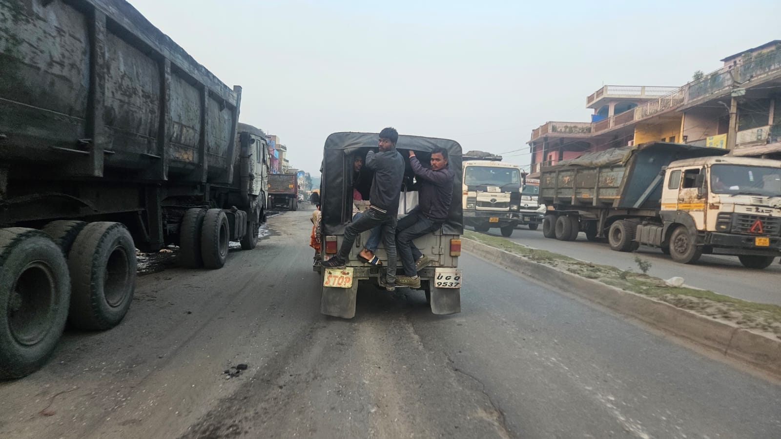 जिले में सड़कों पर फिटनेस फेल हो चुके वाहन पर क्षमता से अधिक सवारी बैठाकर सफर कराया जा रहा है।