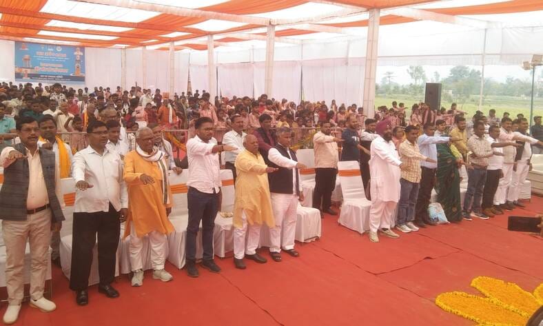 जल महोत्सव कार्यक्रम में संबोधित करते जल जीवन मिशन के प्रबंध निदेशक राजशेखर, शपथ लेते प्रधान व जल महोत्सव कार्यक्रम में संबोधित करते जल जीवन मिशन के प्रबंध निदेशक राजशेखर, शपथ लेते प्रधान व