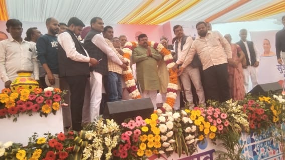 जल महोत्सव कार्यक्रम में संबोधित करते जल जीवन मिशन के प्रबंध निदेशक राजशेखर, शपथ लेते प्रधान व जल महोत्सव कार्यक्रम में संबोधित करते जल जीवन मिशन के प्रबंध निदेशक राजशेखर, शपथ लेते प्रधान व