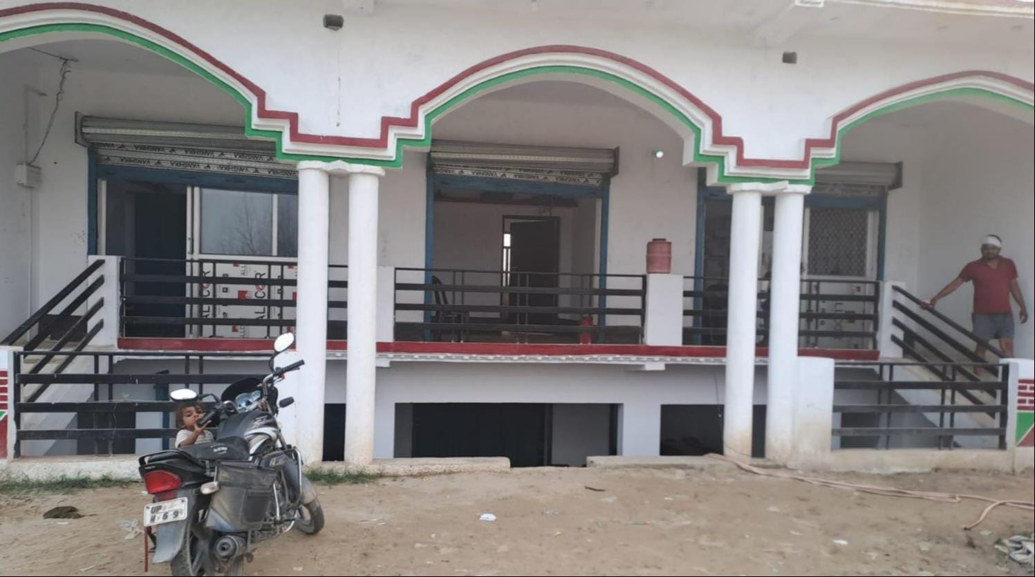 जमुनहा बाजार में चल रहा डेंटल क्लीनिक।-