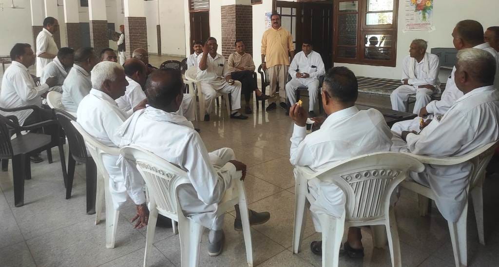 कपालमोचन स्थित कश्यप राजपूत धर्मशाला में  बैठक करते समाज के लोग। आयोजक