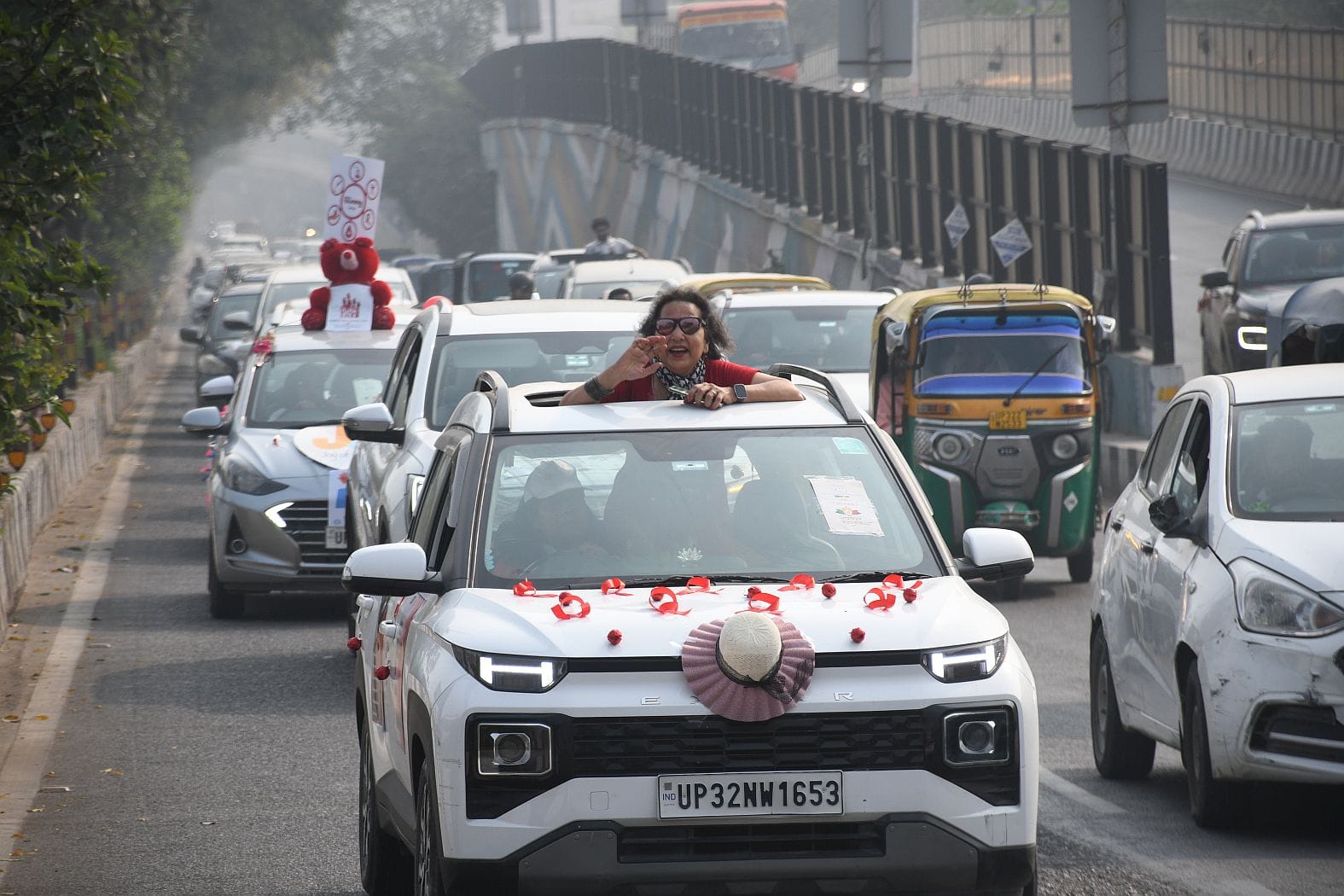 कार रैली के जरिये लोगों को सर्वाइकल कैंसर और थैलीसीमिया के प्रति जागरूक किया गया।