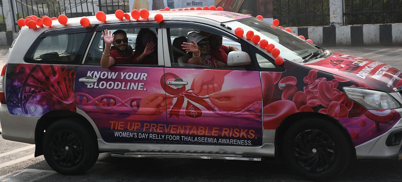 कार रैली के जरिये लोगों को सर्वाइकल कैंसर और थैलीसीमिया के प्रति जागरूक किया गया।