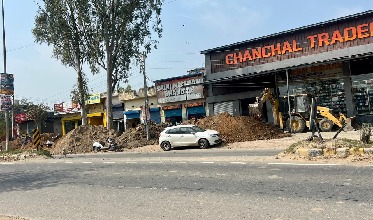 कुरुक्षेत्र। लाडवा रोड पर पीडब्ल्यूडी की टीम द्वारा तोड़े गए रैंप। संवाद कुरुक्षेत्र। लाडवा रोड पर पीडब्ल्यूडी की टीम द्वारा तोड़े गए रैंप। संवाद