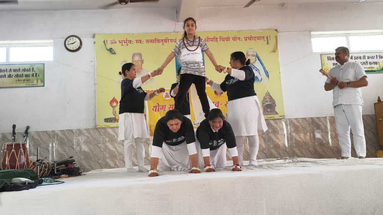 कुरुक्षेत्र। योग कार्यक्रम के दौरान प्रस्तुति देती स्कूली बच्चियां। संवाद कुरुक्षेत्र। योग कार्यक्रम के दौरान प्रस्तुति देती स्कूली बच्चियां। संवाद