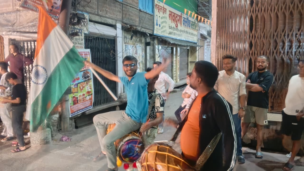 कासगंज में भारत की जीत पर आतिशबाजी करते युवा। संवाद