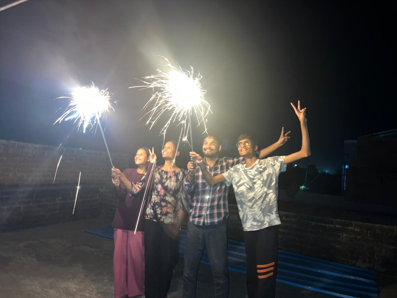 कासगंज में भारत की जीत पर आतिशबाजी करते युवा। संवाद