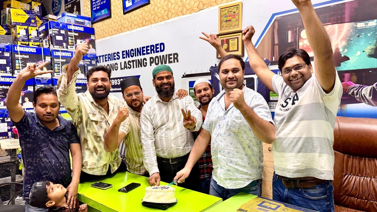 कासगंज में भारत की जीत पर आतिशबाजी करते युवा। संवाद