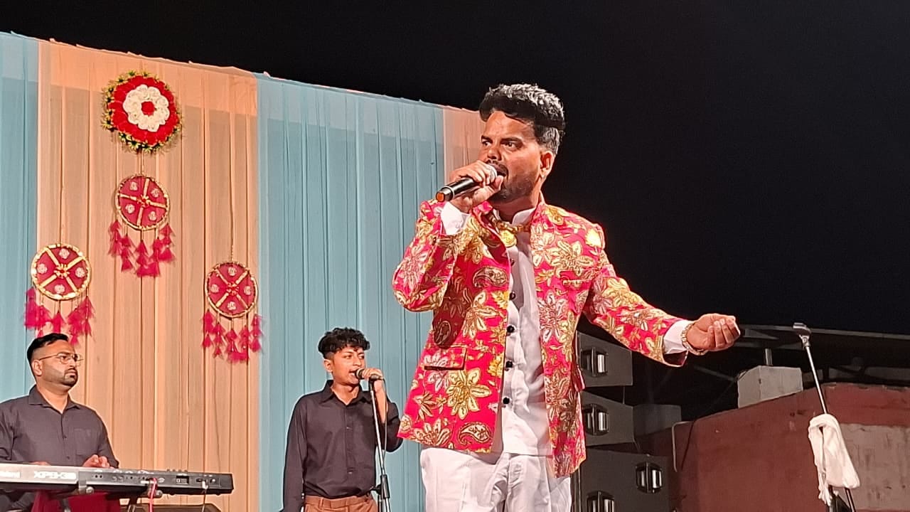 कोठे में आयोजित जागरण में उपस्थित भक्त। संवाद