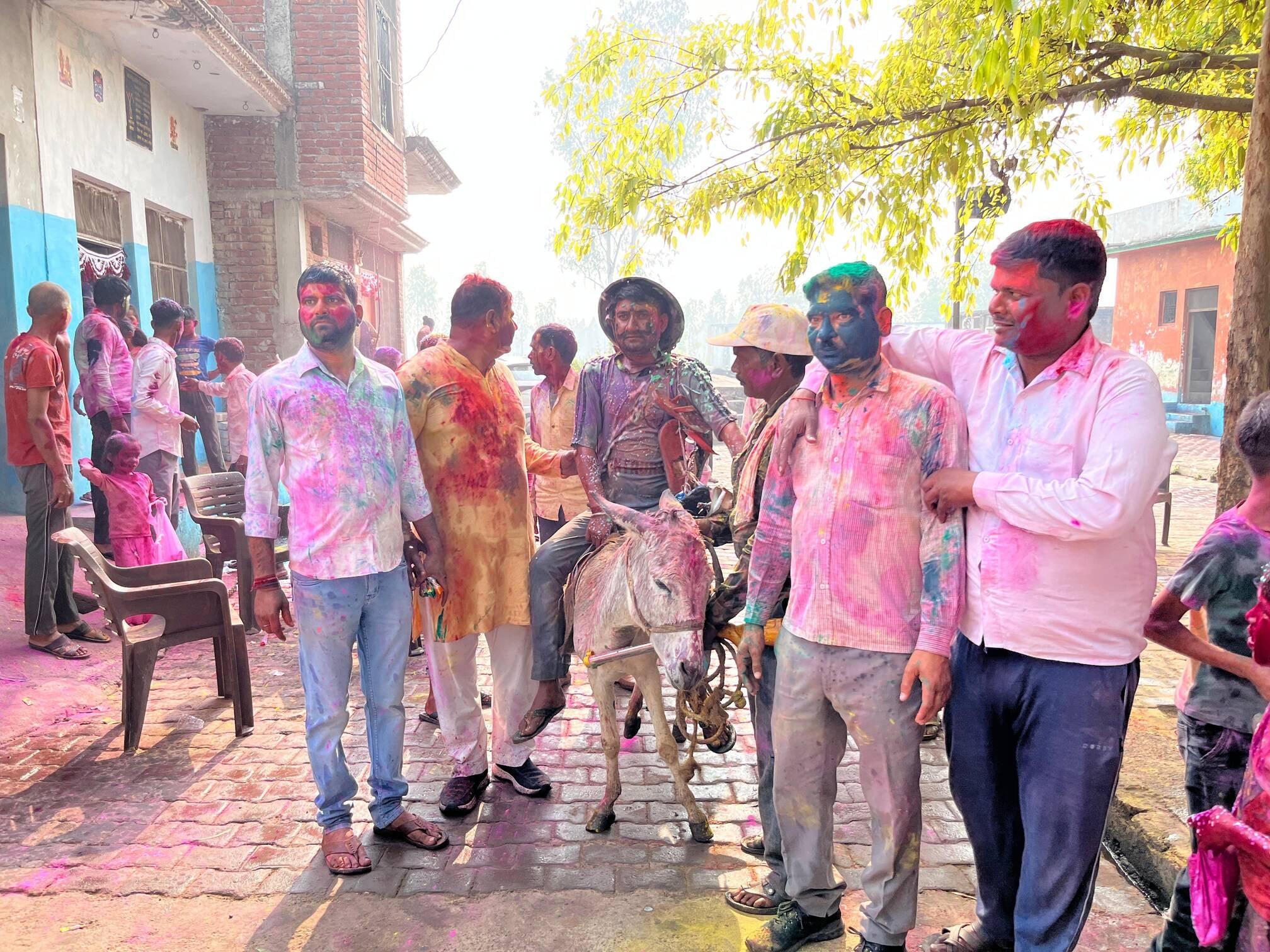 खुदागंज में रंग पंचमी के दौरान रंग से सराबोर लोग। संवाद खुदागंज में रंग पंचमी के दौरान रंग से सराबोर लोग। संवाद