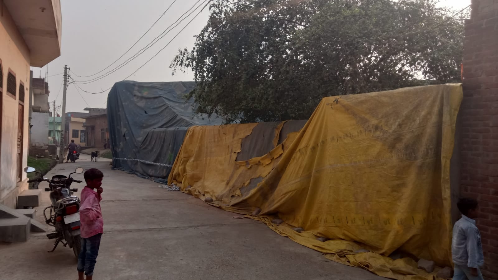 खुदागंज में रंग पंचमी के दौरान रंग से सराबोर लोग। संवाद खुदागंज में रंग पंचमी के दौरान रंग से सराबोर लोग। संवाद