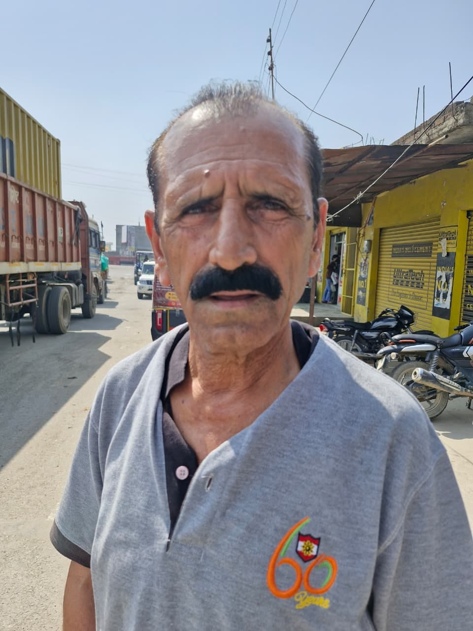 लोगेट लिंक मार्ग पर स्थित रेलवे क्रासिंग बंद होने से वाहनों की लगी कतार। संवाद लोगेट लिंक मार्ग पर स्थित रेलवे क्रासिंग बंद होने से वाहनों की लगी कतार। संवाद