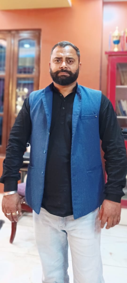 लोगेट लिंक मार्ग पर स्थित रेलवे क्रासिंग बंद होने से वाहनों की लगी कतार। संवाद लोगेट लिंक मार्ग पर स्थित रेलवे क्रासिंग बंद होने से वाहनों की लगी कतार। संवाद