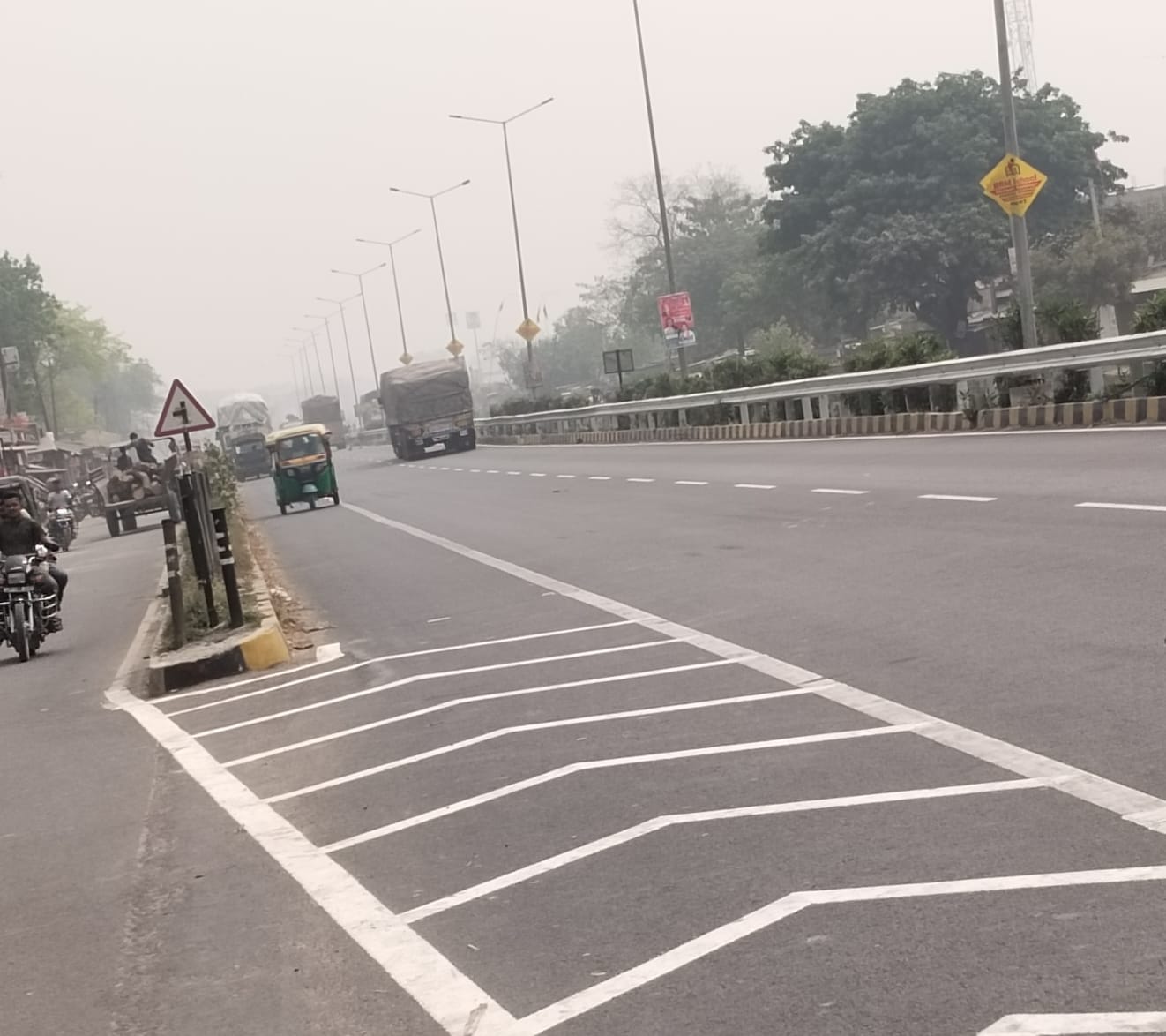 महुआरी के पास रेलिंग के नीचे से पार करती महिला।संवाद महुआरी के पास रेलिंग के नीचे से पार करती महिला।संवाद