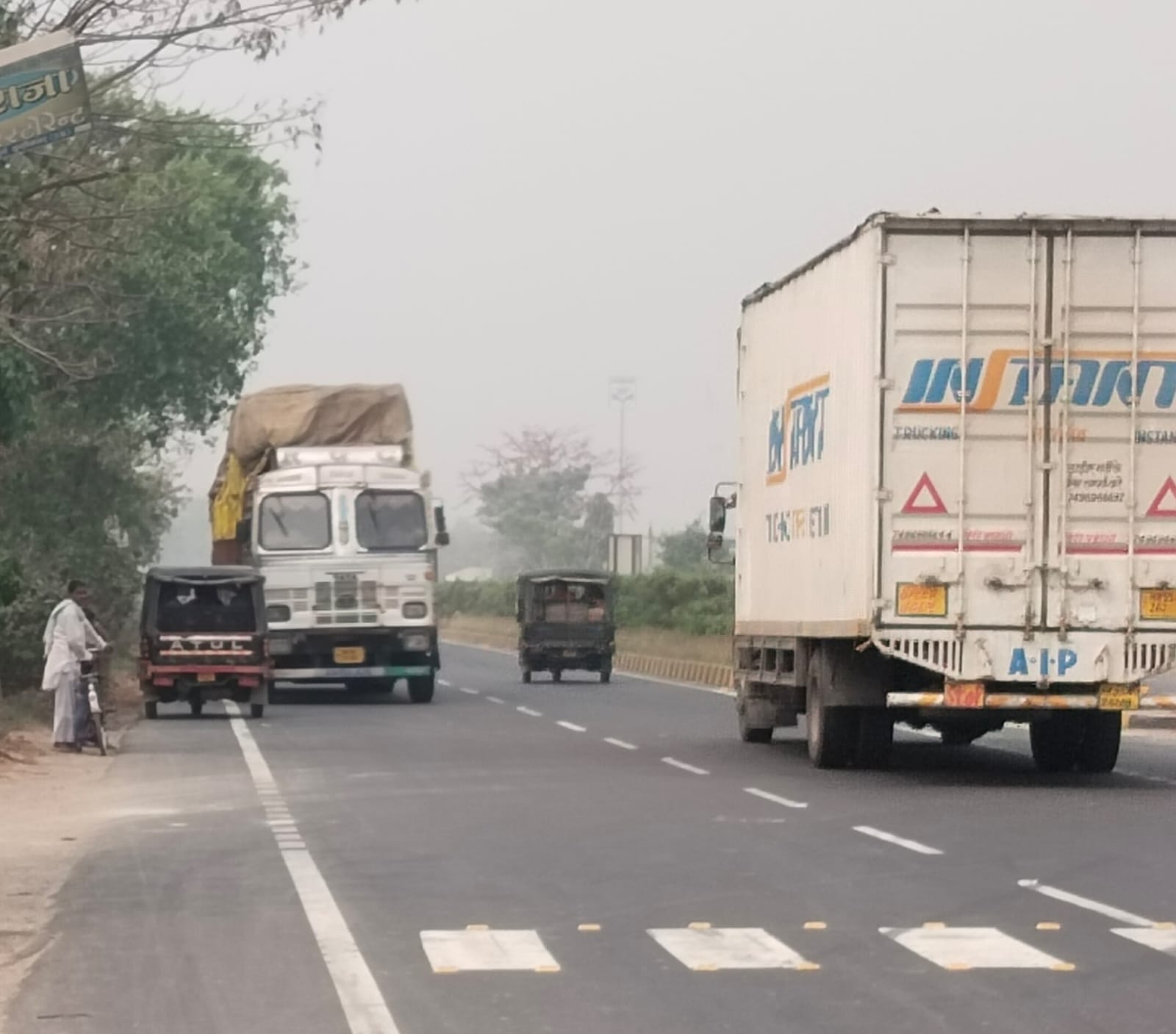 महुआरी के पास रेलिंग के नीचे से पार करती महिला।संवाद महुआरी के पास रेलिंग के नीचे से पार करती महिला।संवाद
