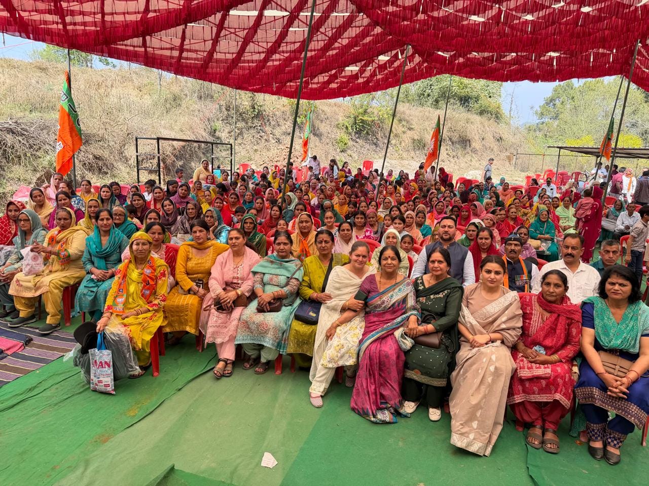 महिला दिवस पर अमरोह में आयोजित कार्यक्रम में महिला मंडलों को सामग्री भेंट करते विधायक आशीष शर्म महिला दिवस पर अमरोह में आयोजित कार्यक्रम में महिला मंडलों को सामग्री भेंट करते विधायक आशीष शर्म