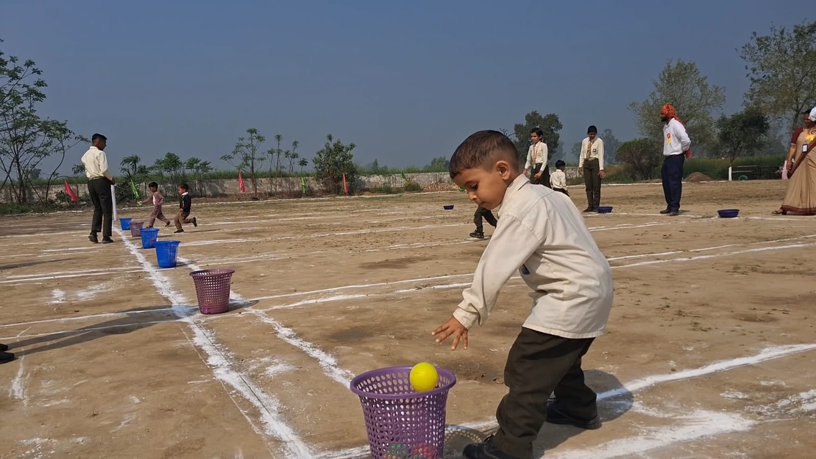 महिला दिवस पर गांव बालू के विद्या निकेतन स्कूल में आयोजित खेल प्रतियोगिता में भाग लेतीं महिलाएं