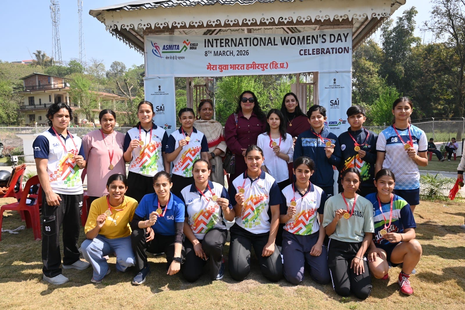 नादौन में अंतरराष्ट्रीय महिला दिवस पर आयोजित कार्यक्रम में महिलाएं मुख्यातिथि के साथ। स्रोत जाग नादौन में अंतरराष्ट्रीय महिला दिवस पर आयोजित कार्यक्रम में महिलाएं मुख्यातिथि के साथ। स्रोत जाग