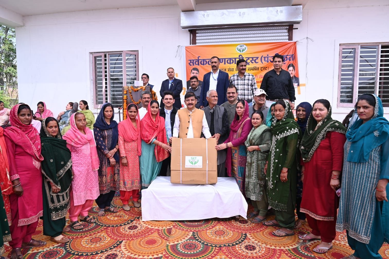 नादौन में अंतरराष्ट्रीय महिला दिवस पर आयोजित कार्यक्रम में महिलाएं मुख्यातिथि के साथ। स्रोत जाग नादौन में अंतरराष्ट्रीय महिला दिवस पर आयोजित कार्यक्रम में महिलाएं मुख्यातिथि के साथ। स्रोत जाग