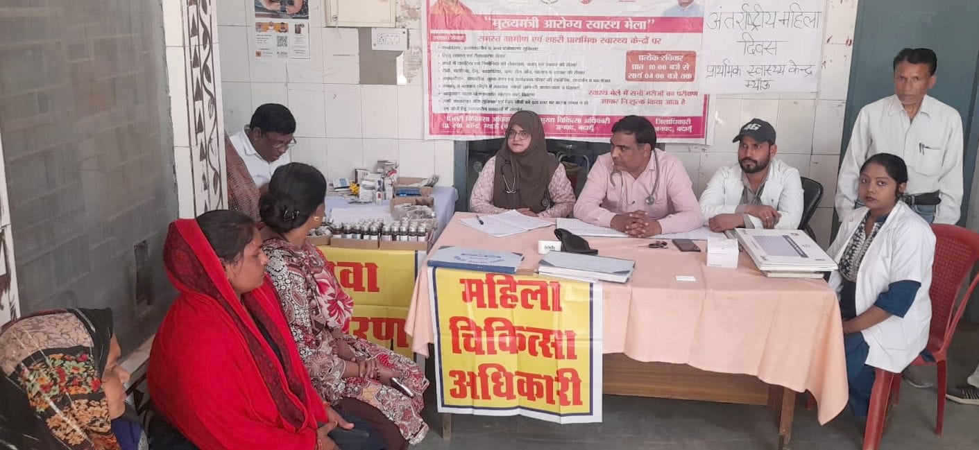 नवीन प्राथमिक स्वास्थ्य केंद्र दबतोरी पर आरोग्य मेले में मरीजों को देखते डॉक्टर जहीर अहमद। संवा नवीन प्राथमिक स्वास्थ्य केंद्र दबतोरी पर आरोग्य मेले में मरीजों को देखते डॉक्टर जहीर अहमद। संवा
