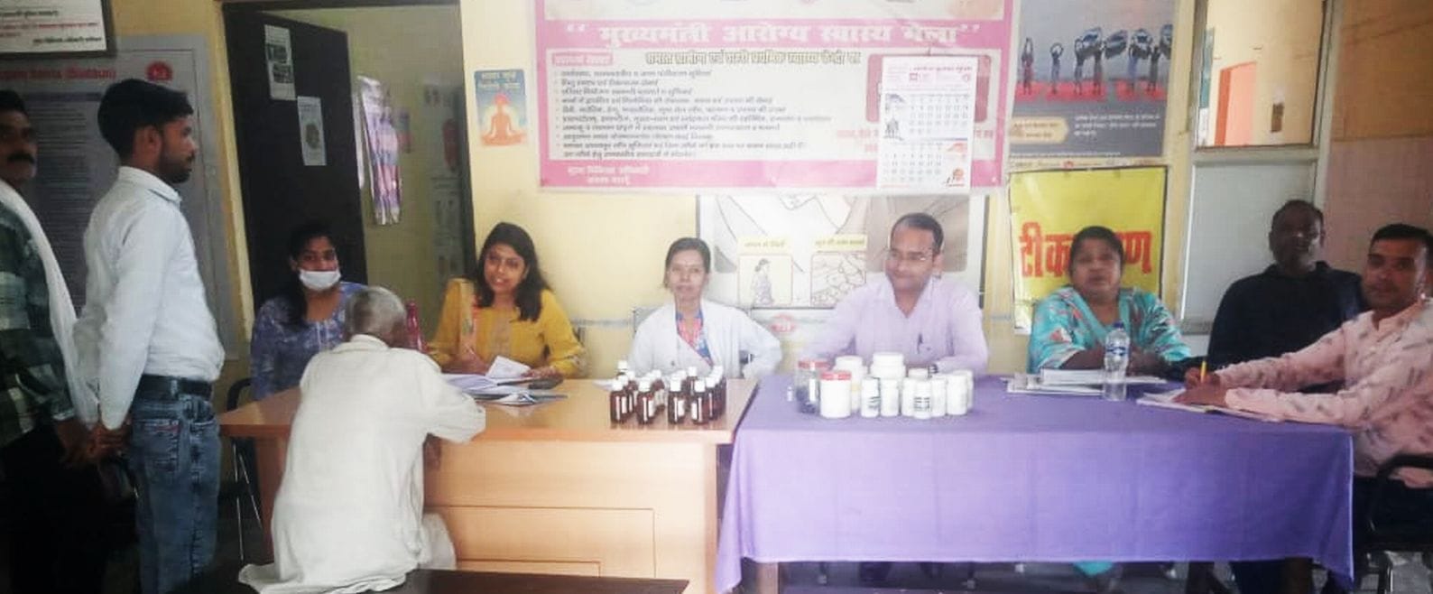 नवीन प्राथमिक स्वास्थ्य केंद्र दबतोरी पर आरोग्य मेले में मरीजों को देखते डॉक्टर जहीर अहमद। संवा नवीन प्राथमिक स्वास्थ्य केंद्र दबतोरी पर आरोग्य मेले में मरीजों को देखते डॉक्टर जहीर अहमद। संवा
