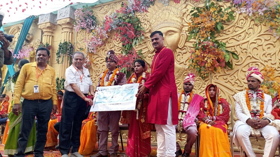 पडरौना शहर के अंबे चौक स्थित एक मैरेज हाल परिसर में आयोजित सामूहिक विवाह में वर-वधु को आशीर्वा पडरौना शहर के अंबे चौक स्थित एक मैरेज हाल परिसर में आयोजित सामूहिक विवाह में वर-वधु को आशीर्वा