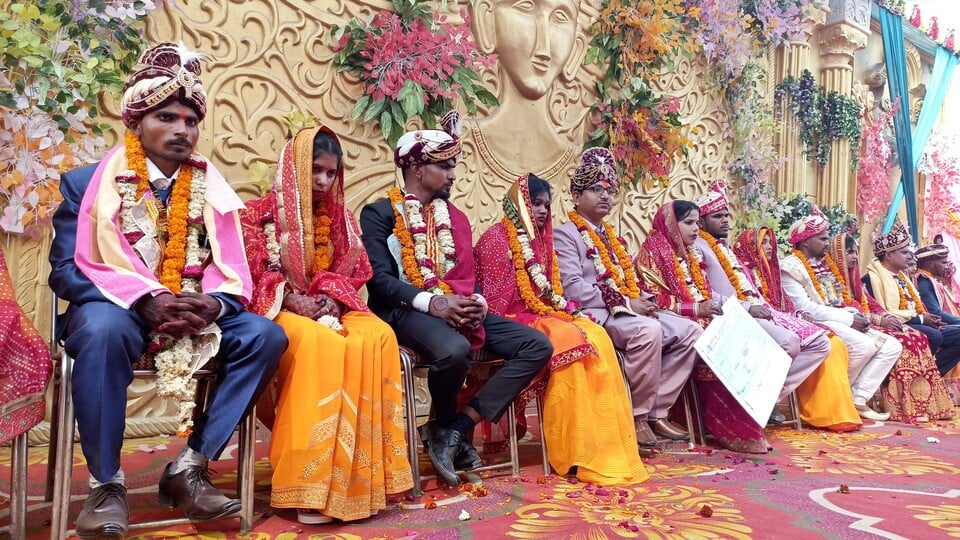 पडरौना शहर के अंबे चौक स्थित एक मैरेज हाल परिसर में आयोजित सामूहिक विवाह में वर-वधु को आशीर्वा पडरौना शहर के अंबे चौक स्थित एक मैरेज हाल परिसर में आयोजित सामूहिक विवाह में वर-वधु को आशीर्वा