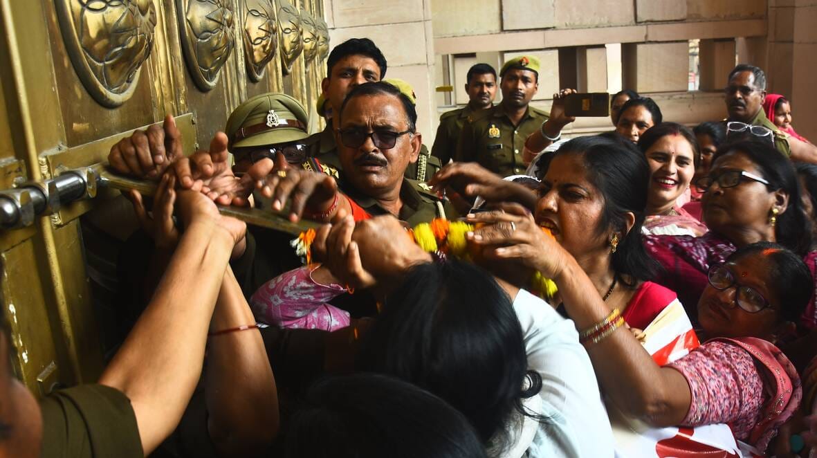प्रदर्शन करते आंगनबाड़ी कार्यकर्ता।