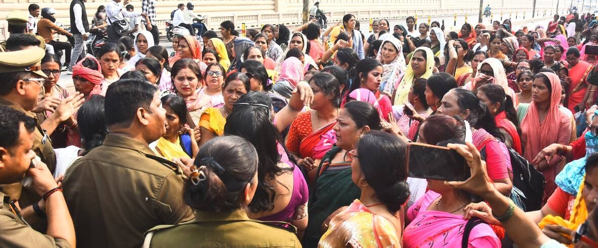 प्रदर्शन करते आंगनबाड़ी कार्यकर्ता।