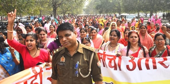 प्रदर्शन करते आंगनबाड़ी कार्यकर्ता।
