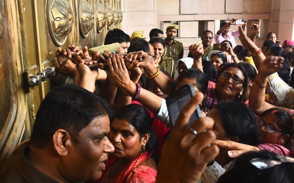 प्रदर्शन करते आंगनबाड़ी कार्यकर्ता।