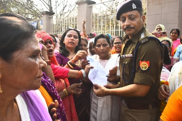 प्रदर्शन करते आंगनबाड़ी कार्यकर्ता।